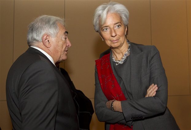 Φωτ.αρχείου: Η επικρατέστερη διάδοχος του Ντομινίκ Στρος-Καν (αριστερά) στην κορυφή του ΔΝΤ, σημερινή υπουργός οικονομικών της Γαλλίας, Κριστίν Λαγκάρντ, σε συνάντησή τους στις 21/2/2011 [EPA/IAN LANGSDON]