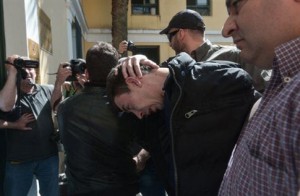 Ο 27χρονος κατά τη μεταφορά του στα δικαστήρια Ευελπίδων -Φωτογραφία Intime