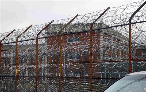 Η τρομερή φυλακή Ράικερς της Νέας Υόρκης, όπου οδηγήθηκε σιδηροδέσμιος ο κατηγορούμενος επικεφαλής του ΔΝΤ, Ντομινίκ Στρος Καν (AP Photo/Bebeto Matthews)