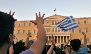 Ελληνικές σημαίες, «μούντζες» και συνθήματα κατα των πολιτικών και της Βουλής κυριάρχησαν στο Σύνταγμα