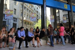 Υπάλληλοι του Ταχυδρομικού Ταμιευτηρίου έχουν καταλάβει την είσοδο του κεντρικού κτιρίου της τράπεζας διαμαρτυρόμενοι για την απόφαση της κυβέρνησης να ιδιωτικοποιηθεί