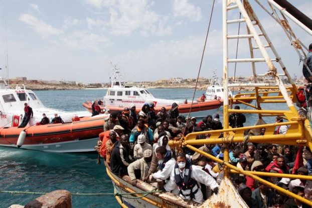 Ενα μικρό πλοιάριο με αφρικανούς μετανάστες καταφτάνει, πριν μερικές ημέρες, στο λιμάνι της Λαμπεντούζα