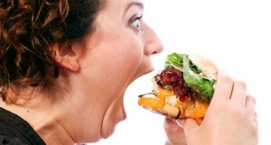 Το junk food καταστρέφει τα κύτταρα του υποθαλάμου που ρυθμίζουν το βάρος με αποτέλεσμα να θέλει κανείς ολοένα και περισσότερο φαγητό