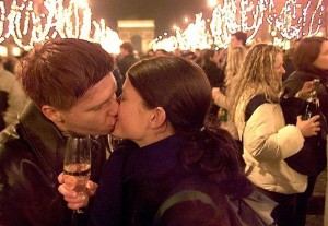 Ένα φιλί στον δρόμο δεν είναι κοινωνικά αποδεκτό σε όλες τις χώρες. Στο Παρίσι πάντως, μάλλον συνηθίζεται...