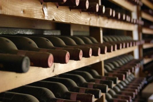 Το ρεκόρ πάντως του ακριβότερου κρασιού στον κόσμο κατέχει ένα Cheval Blanc 1947, ένα κόκκινο κρασί που πουλήθηκε από τον οίκο Christie's για 304.375 δολάρια στη Γενεύη τον περασμένο Νοέμβριο