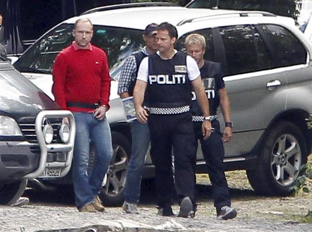 Ο Μπρέιβικ στην αναπαράσταση των εγκλημάτων του, με την συνοδεία αστυνομικών