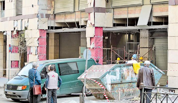βομβα- τρομοκρατία - Καθαρισμός και αποκατάσταση των ζημιών στο κτίριο της Τράπεζας της Ελλάδος.