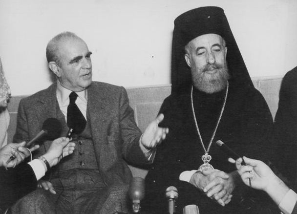 Ο Αρχιεπίσκοπος Μακάριος με τον τότε πρωθυπουργό της Ελλάδας Κ. Καραμανλή