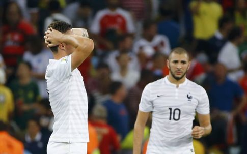 ΓΑΛΛΙΑ - Η Γαλλία τερμάτισε πρώτη στον όμιλο αλλά Μπενζεμά (δεξιά) και Ζιρού δεν κατάφεραν να νικήσουν τον τερματοφύλακα του Εκουαδόρ που κράτησε το 0-0  