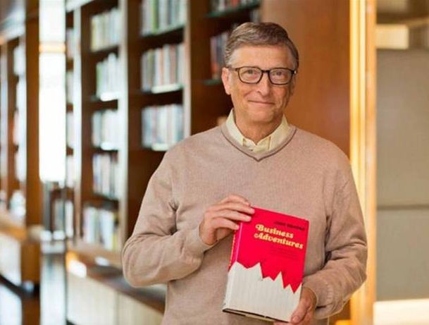 ΜΠΙΛ ΓΚΕΙΤΣ - Ο συνιδρυτής της Microsoft Μπιλ Γκέιτς ποζάρει κρατώντας το αγαπημένο του βιβλίο με τίτλο «Επιχειρηματικές Περιπέτειες»