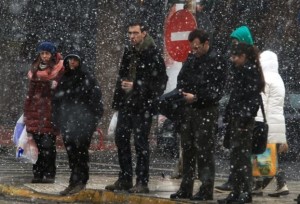 XIONIA - Περαστικοί περιμένουν να διασχίσουν κεντρικό δρόμο της Αθήνας κάτω από πυκνή χιονόπτωση, Τρίτη 10 Φεβρουαρίου 2015. ΑΠΕ-ΜΠΕ/ΑΠΕ-ΜΠΕ/ΣΥΜΕΛΑ ΠΑΝΤΖΑΡΤΖΗ (File: 14984636.jpg )