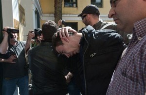 Ο 27χρονος κατά τη μεταφορά του στα δικαστήρια Ευελπίδων   -Φωτογραφία  Intime