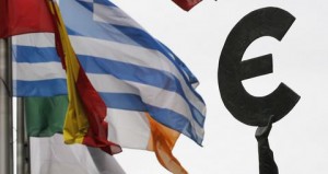 Greek and others European national flags flutter near an euro symbol outside the EU Parliament in Brussels August 30, 2011.   REUTERS/Francois Lenoir  (BELGIUM - Tags: POLITICS)