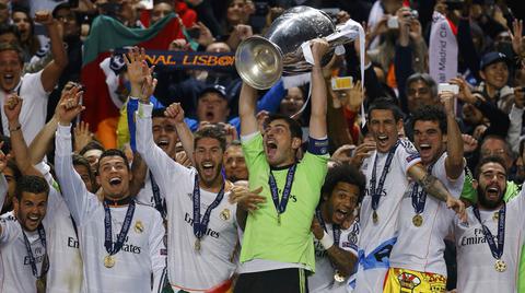 Real Madrid's captain Iker Casillas and team mates celebrate with the trophy after defeating Atletico Madrid in their Champions League final soccer match at the Luz Stadium in Lisbon, May 24, 2014.   REUTERS/Kai Pfaffenbach (PORTUGAL  - Tags: SPORT SOCCER TPX IMAGES OF THE DAY)