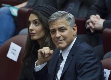 epa05336474 US actor George Clooney and his wife Amal Alamuddin at a meeting with the Scholas Occurrentes, an educational organization founded by Pope Francis, at the Vatican, 29 May 2016. EPA/GIORGIO ONORATI