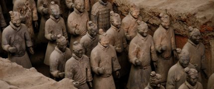 CHINE, PROVINCE DE SHAANXI, XIAN, SOLDAT DE TERRE CUITE DE L'ARMEE ENTERREE DE TERRACOTTA. CETTE ARMEE DE L'AU-DELA, SENSEE PROTEGER L'EMPEREUR QIN SHIHUANGDI DANS SA TOMBE, EST UNE DES DECOUVERTES ARCHEOLOGIQUES LES PLUS IMPORTANTES DU XXE SIECLE. SITUE DANS LA PROVINCE DE LINTONG EN CHINE, LE MUSEE DES GUERRIERS ET CHEVAUX EN TERRE CUITE DE QIN SHIHUANGDI A ETE ETABLI A L'ENDROIT EXACT DES FOUILLES. ON PEUT DONC LES ADMIRER DANS LES DIFFERENTES FOSSES OU LES STATUES ONT ETE DECOUVERTES.